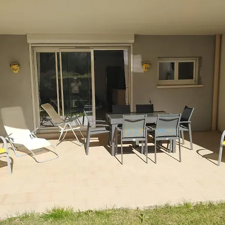 Raphael: Rez De Jardin, 2 Chambres, Piscines Apartamento